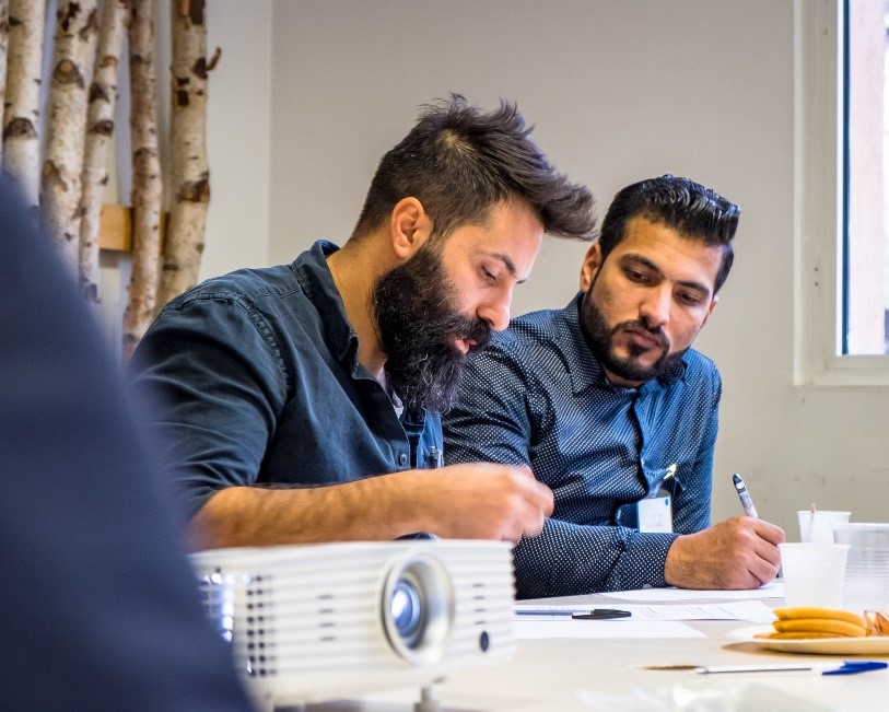 Collaboration entre 2 personnes autour d'une table