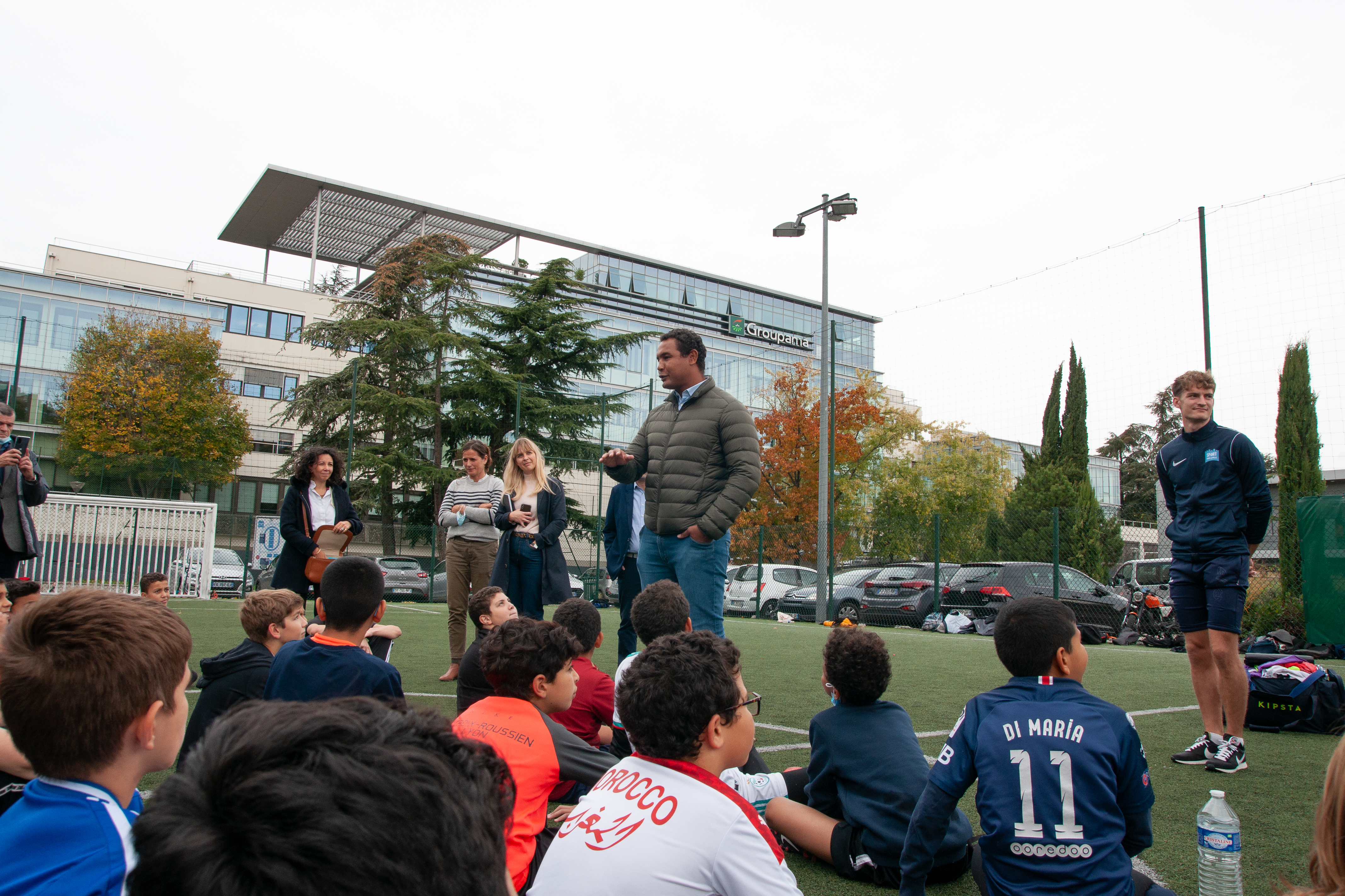 Jeunes sur un terrain de foot