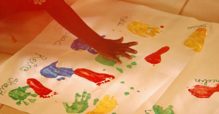 Peinture des mains et pieds des enfants