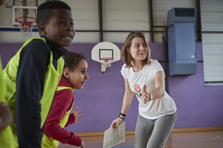 Jeunes attendant le ballon