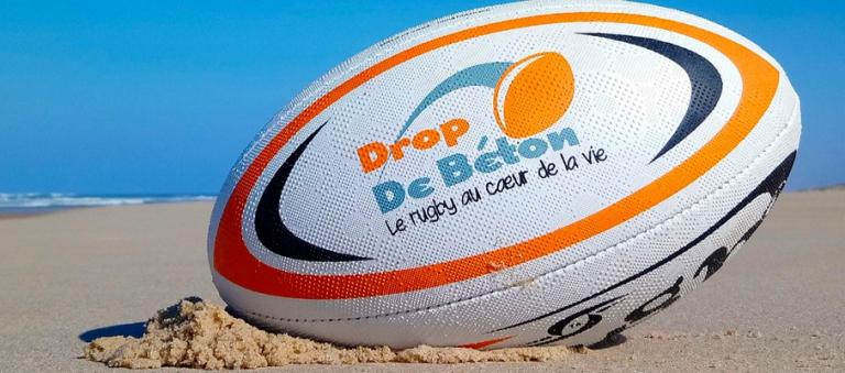 Ballon de rugby avec le logo Drop de béton