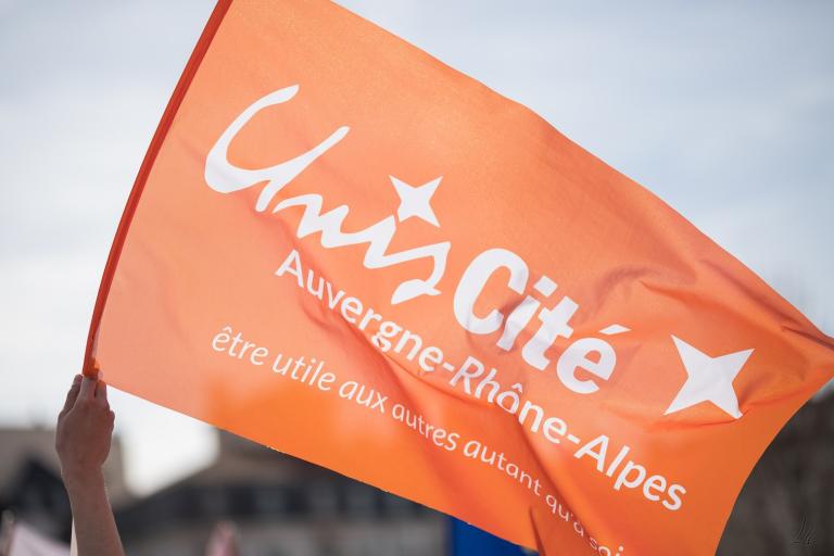 Drapeau orange de l'association Unis-Cité