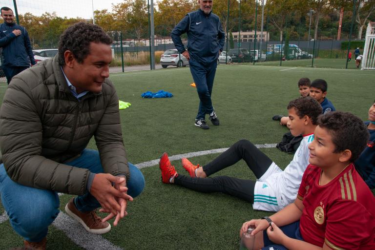 Thierry Dusautoir talking with children