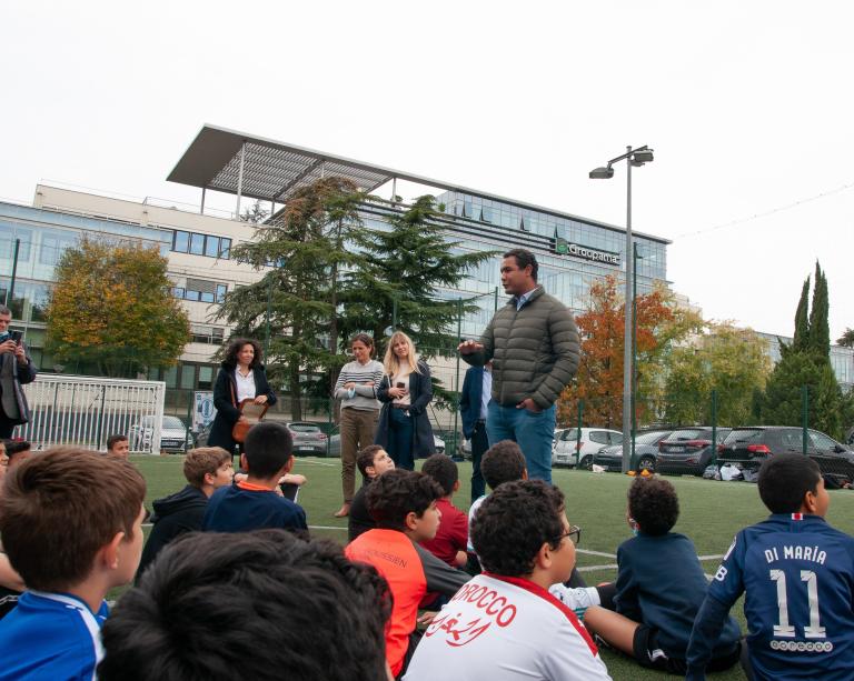 Thierry Dusautoir avec les bénéficiaires Sport dans la ville