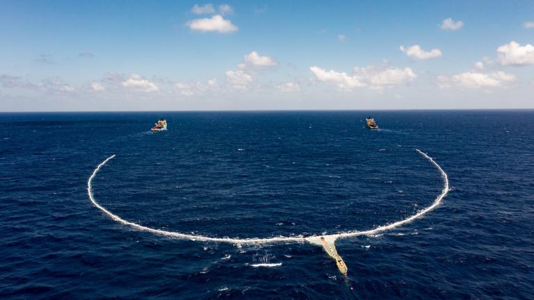 bateaux su rla mer nettoyants l'océan